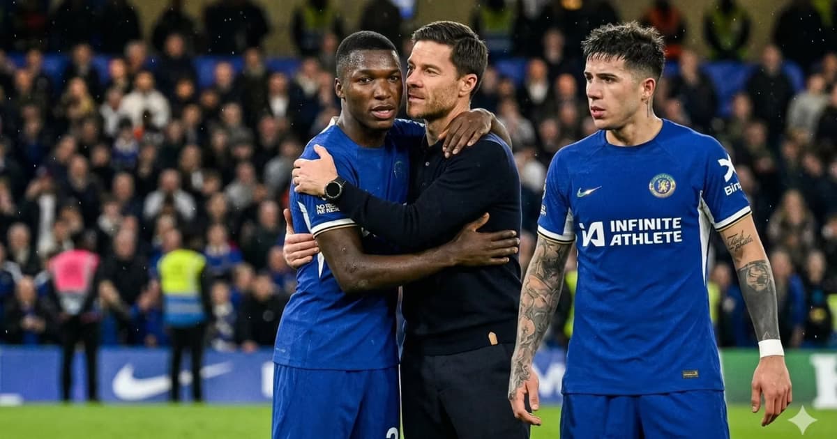Moisés Caicedo abrazado de Xabi Alonso y Enzo Fernandez observando