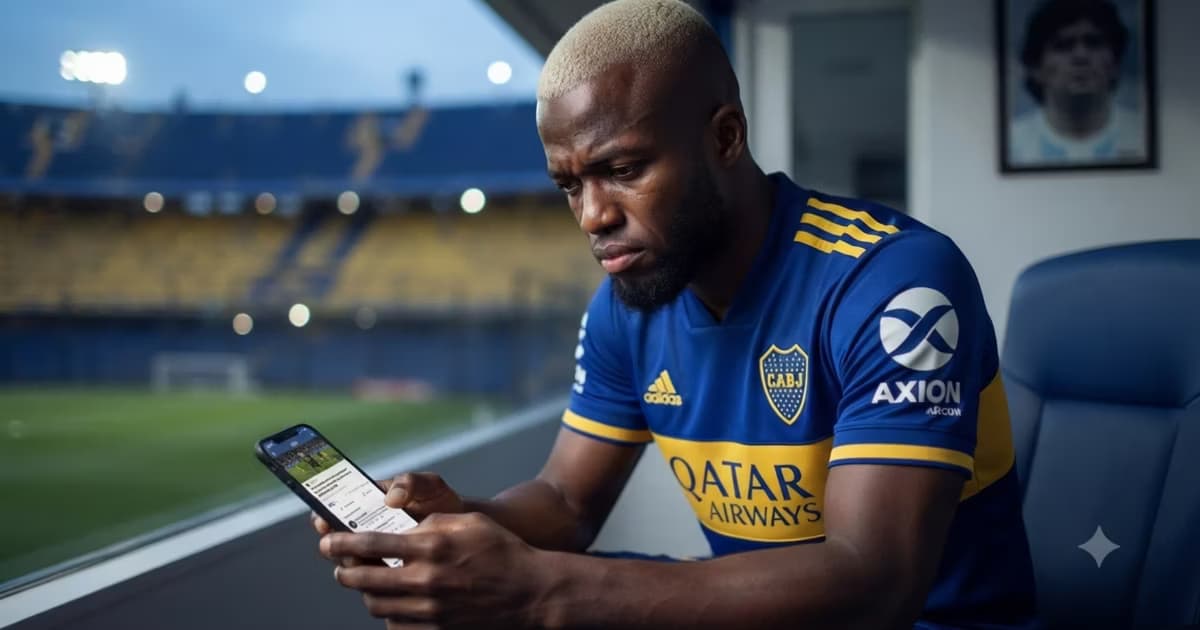 Enner Valencia triste viendo su celular