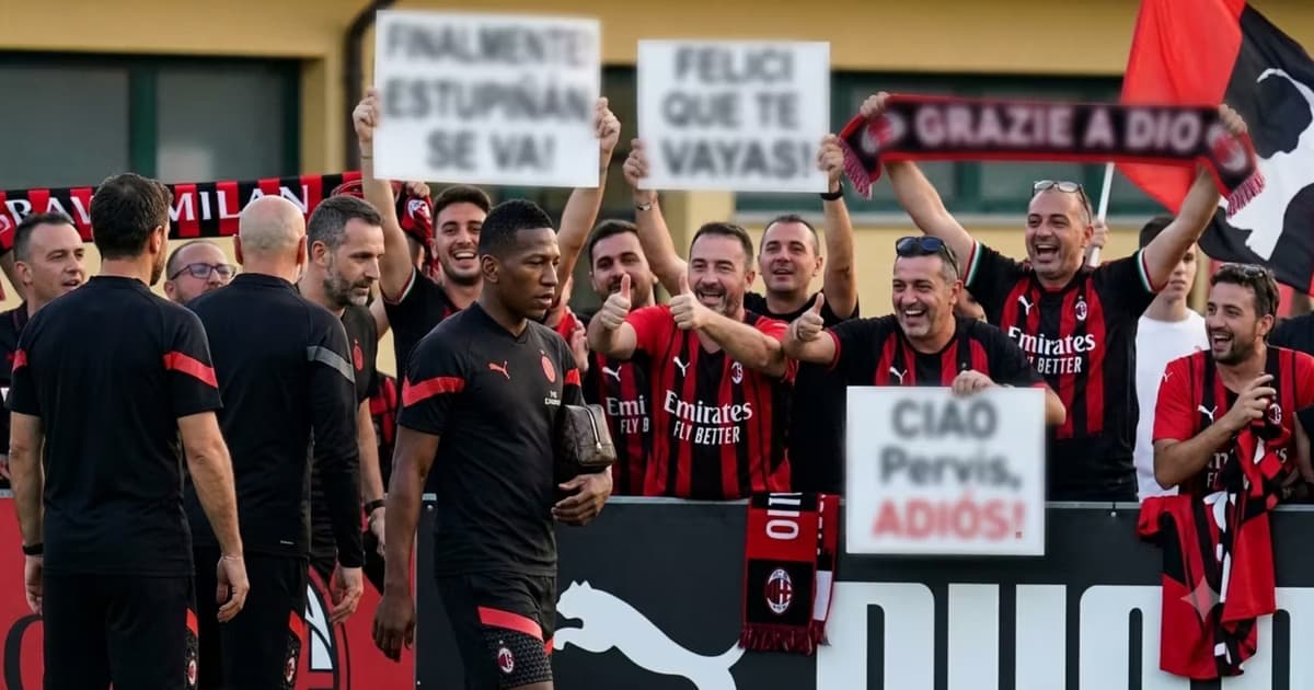 Pervis Estupiñán saliendo del AC Milan
