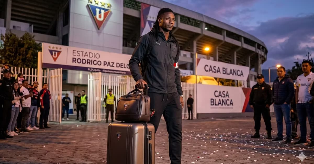 Ricardo Adé saliendo de Liga de Quito