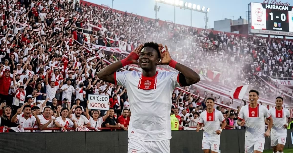 Jordy Caicedo celebrando con Huracán
