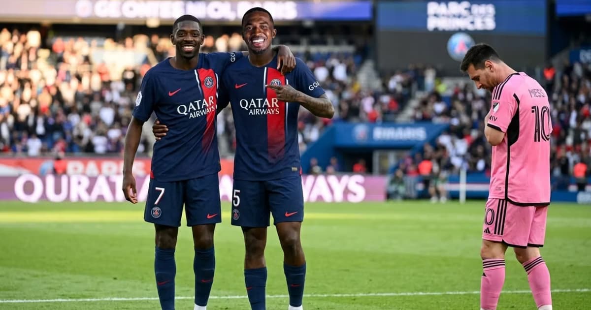Willian Pacho con Ousmane Dembélé y Lionel Messi