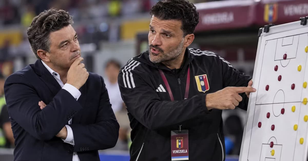 Oswaldo Vizcarrondo enseñándole a Marcelo Gallardo