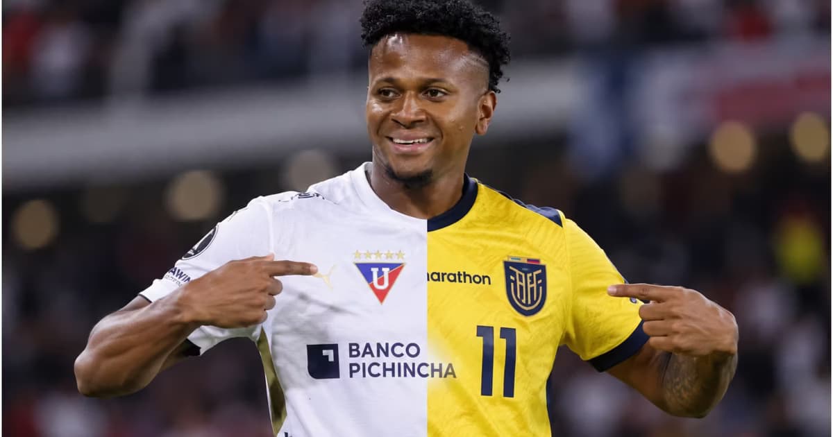 Michael Estrada con la camiseta de LDU y Ecuador