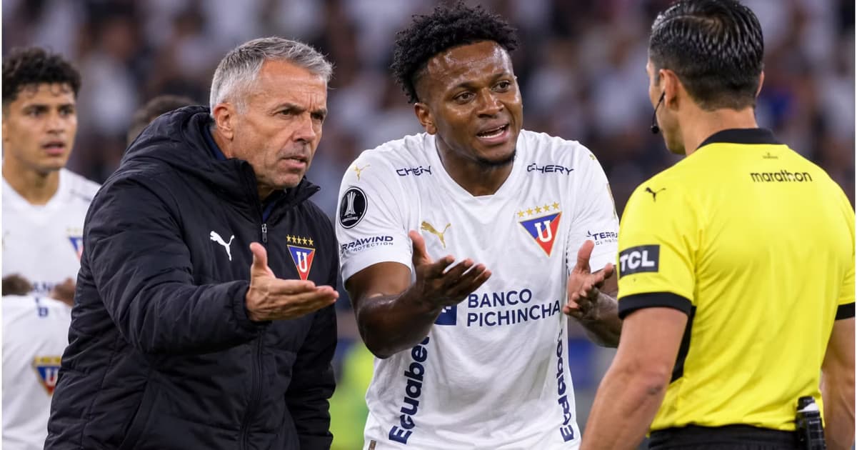 Gustavo Alvarez y Michael Estrada enojados con el arbitro