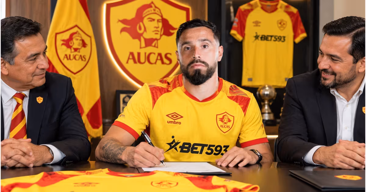 Hernán Galíndez firmando con Aucas