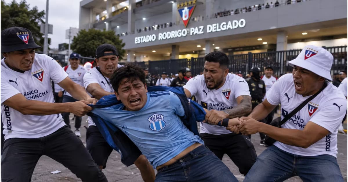 El hincha de Macará siendo agredido por hinchas de LDU