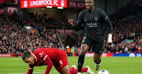 Willian Pacho contra el Liverpool