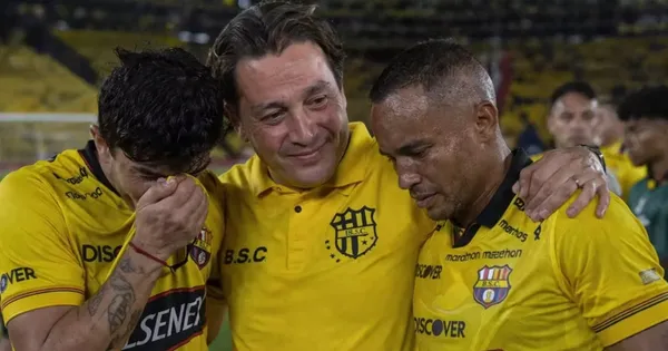 Alfaro Moreno con jugadores de Barcelona SC