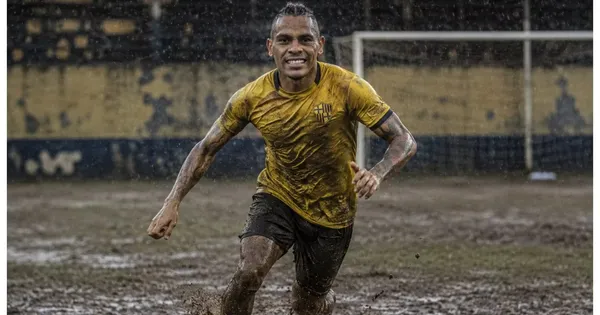 Jonathan Álvez en el barro del ascenso