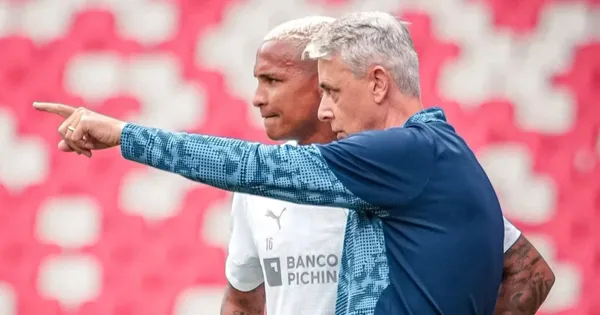 Deyverson junto a Tiago Nunes en un entrenamiento de Liga de Quito