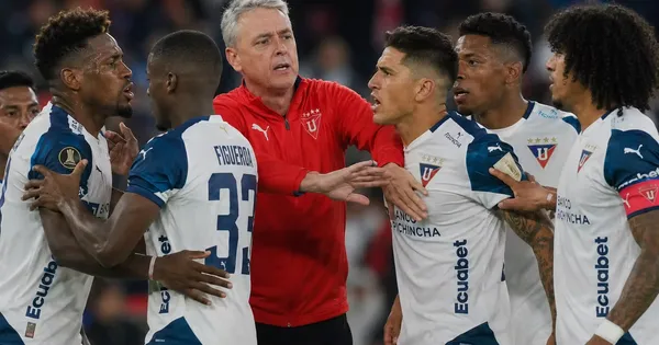 Jugadores de Liga de Quito peleando con Tiago Nunes
