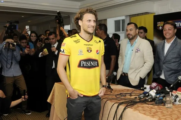 Al igual que el millón de dólares entregados por GolTV, BSC ocupó intermediarios para la contratación de Forlán a la Noche Amarilla