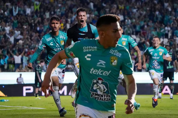 Ángel Mena cocnreto una nueva gran actuación y crece su figura en México.