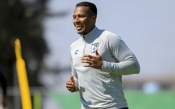Antonio Valencia, tal parece está listo para regresar a Ecuador, luego de su paso por México. El ecuatoriano no define su futuro pero tampoco aceptó arreglar nuevamente con Gallos Blancos