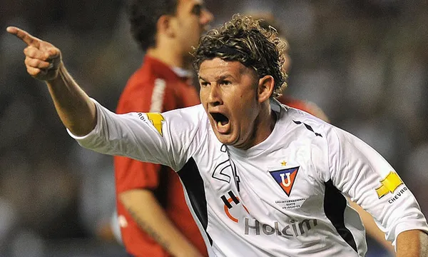 Carlos Espínola, defensa paraguayo, había salido del cuadro "albo", muy agradecido con la directiva, en el año 2010.