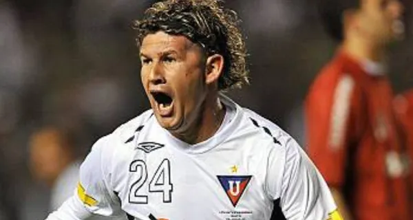 Carlos Espínola es uno de los jugadores recordados por la hinchada de Liga de Quito y ahora volvió a jugar pero no como defensa pues es aficionado a otra posición en el campo de juego