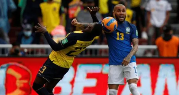 Dani Alves demostró que se lleva bien con un jugador ecuatoriano, hasta lo abrazó