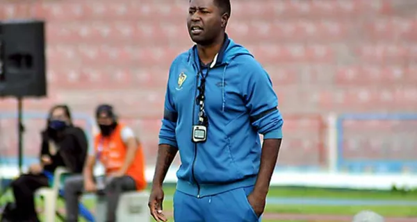 Édison Méndez, uno de los jugadores históricos de la selección ecuatoriana, palpita el cotejo contra Perú y mira al jugador que le pone toda la fe