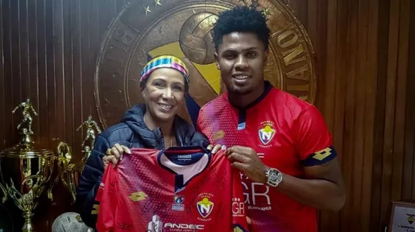 El delantero tuvo un gran gesto con el personal del equipo Militar