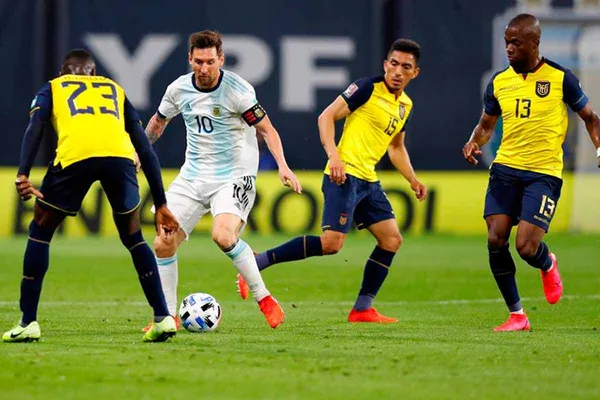 El "DT" Gustavo Alfaro, prepara los cambios para enfrentar a Uruguay en el estadio "Rodrigo Paz Delgado