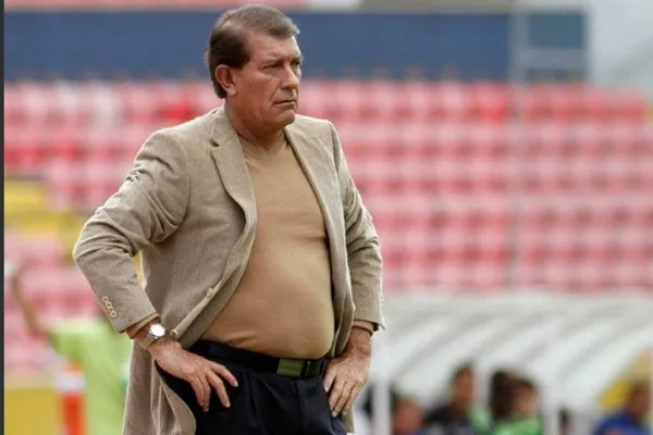 El entrenador ecuatoriano tiene dos ofertas del fútbol internacional