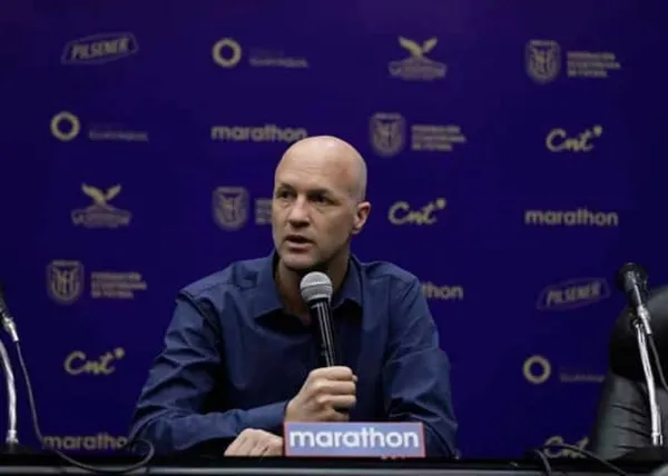 El entrenador holandés está fuera de la selección ecuatoriana, y no regresará al país. Además la FEF podría llegar a recibir un dinero importante