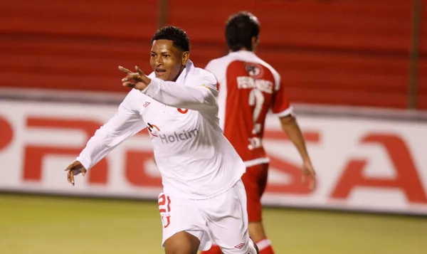 El ex Gonzalo Chila encontró equipo pero nada que ver con lo que era antes que se descubra su doble identidad