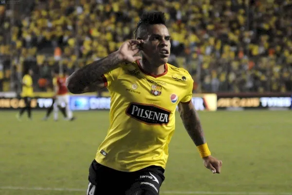 El gesto fue enorme pese al pequeño error en la última letra del apellido del delantero uruguayo que juega para Barcelona SC