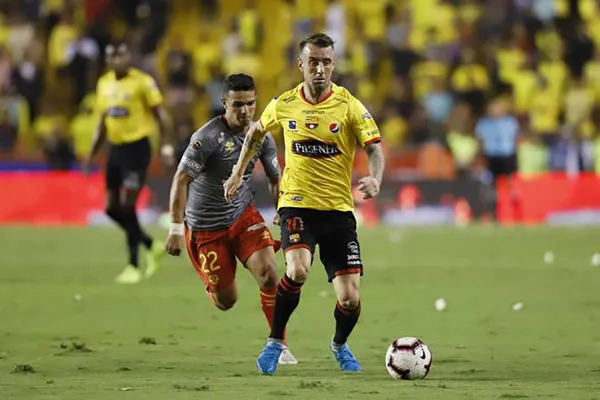 Es uno de los mejores jugadores del campeonato y el "Bombillo" lo quiere