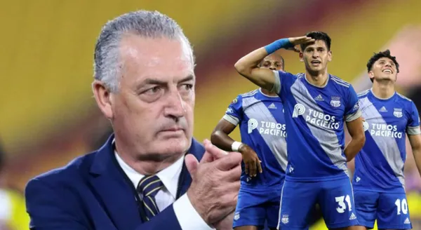 Gustavo Alfaro, al lado jugadores de Emelec.