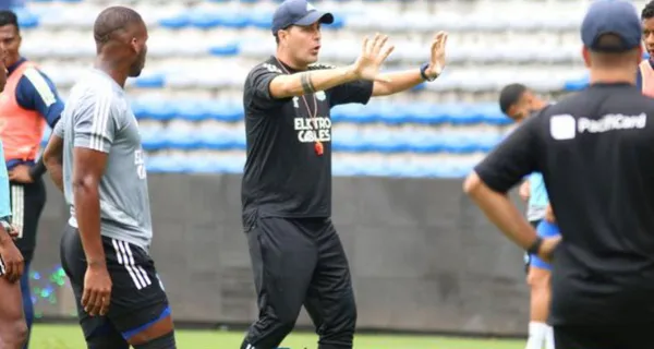Ismael Rescalvo arregló su salida de Emelec y Miguel Rondelli será su reemplazo. Además del entrenador se confirma la primera baja