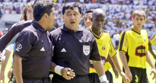 Lo que cobra Byron Moreno en el fútbol amateur como árbitro