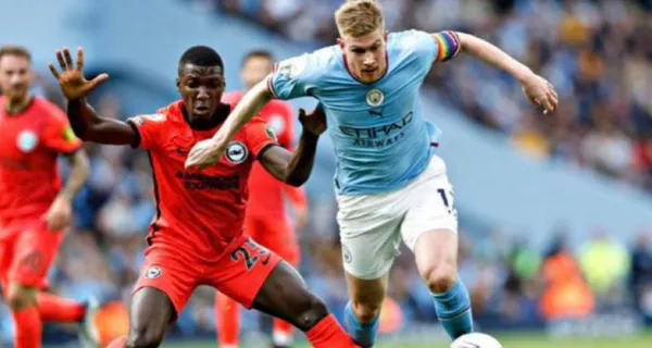 Moisés Caicedo no se amilanó ante Kevin de Bruyne en el cotejo de Brighton versus Manchester City