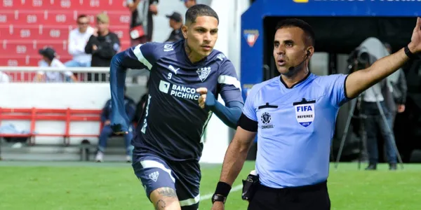 Paolo Guerrero se ganó la primera tarjeta del partido