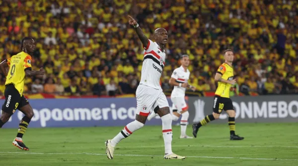 Robert Arboleda jugando ante Sao Paulo por Libertadores. FOTO: 'X'