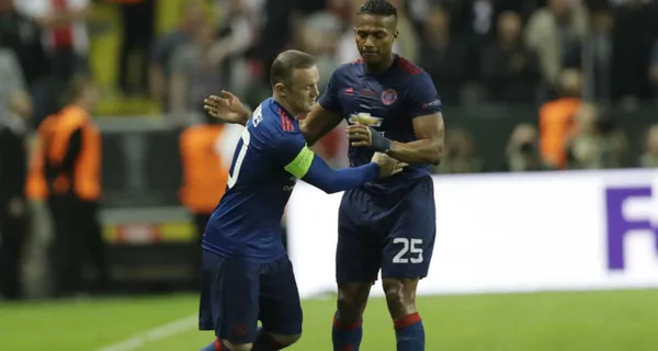 Wayne Rooney despidió de manera oficial a Antonio Valencia, que anunció su retiro del fútbol profesional con 35 años debido a un dolor de una de sus rodillas