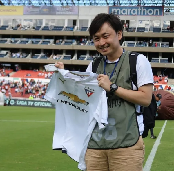 Yusuke Iwata es el hincha japonés del cuadro Universitario, que en estos momentos delicados ha decidido ayudar al país con un fondo para proveer de comida