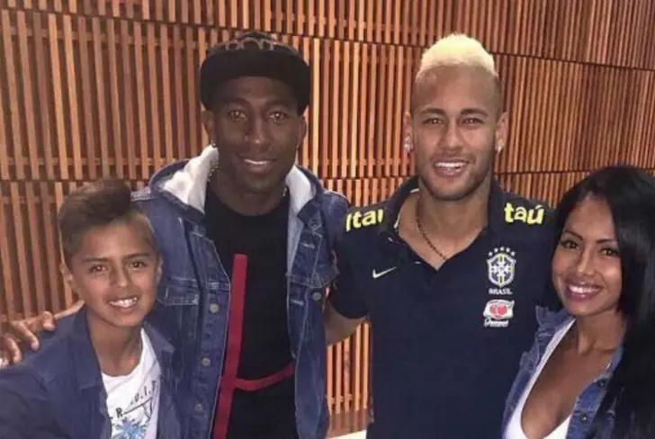 Michael Jackson Quiñónez y su familia con Neymar (Foto tomada de: Instagram)