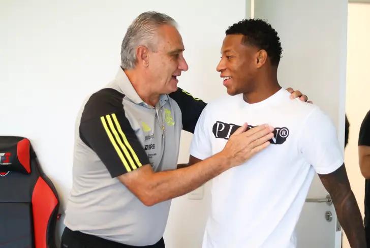 Tite recibiendo a Gonzalo Plata en Flamengo