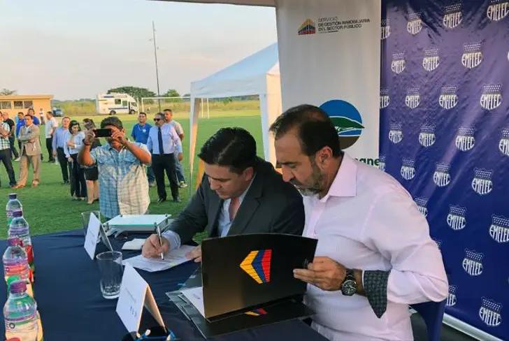 Nassib Neme firmando convenio en Parque Samanes