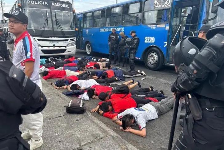 Hinchas de El Nacional detenidos por la policía / Tomado de X