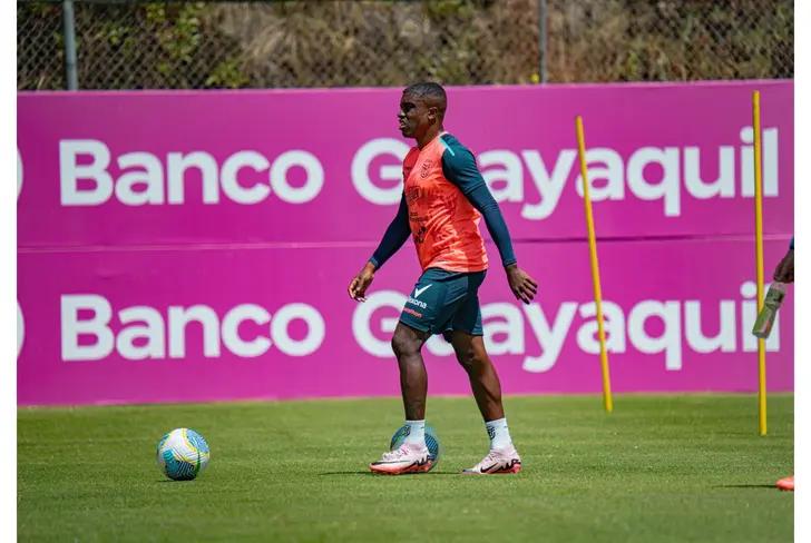 Jhegson Méndez entrando en la Casa de la Selección