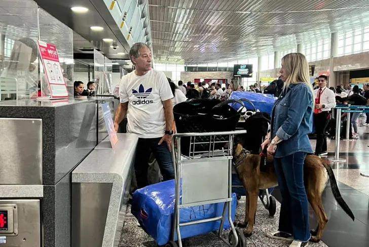 Ariel Holan saliendo de Guayaquil / Tomado de X