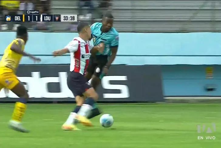 Alex Arce se chocó contra Franklin Congo