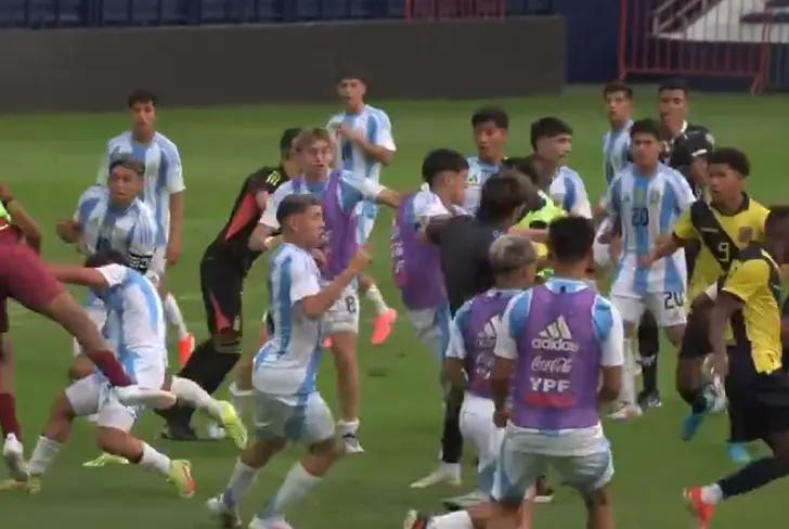 Pelea entre las selecciones de Ecuador ante Argentina