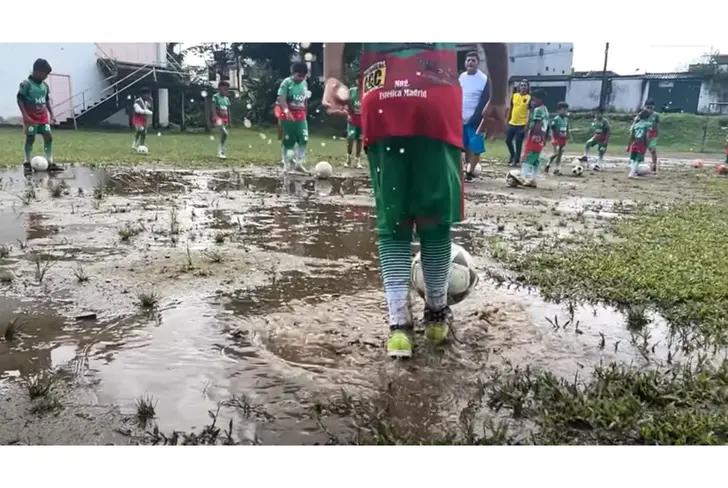 Cancha El Hueco, donde empezó Moisés Caicedo - Tomado de Expreso