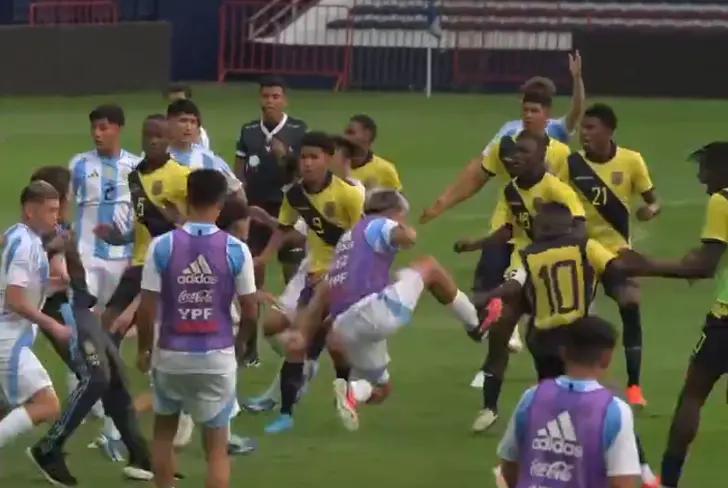 Pelea entre las selecciones de Ecuador ante Argentina