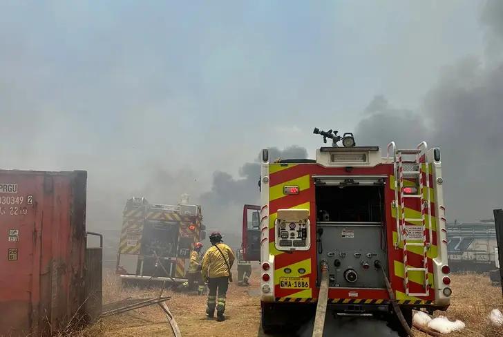 Bomberos atendiendo el fuero en Parque Samanes / Foto: RTP