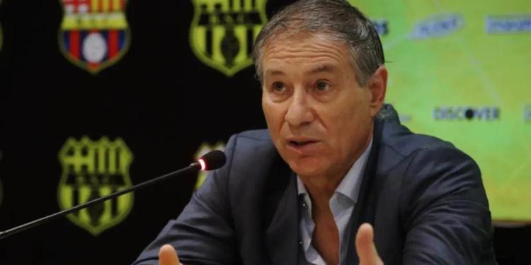 Ariel Holan resultó vende humo y los hinchas piden su salida, mira lo que costaría mandarlo de Barcelona SC